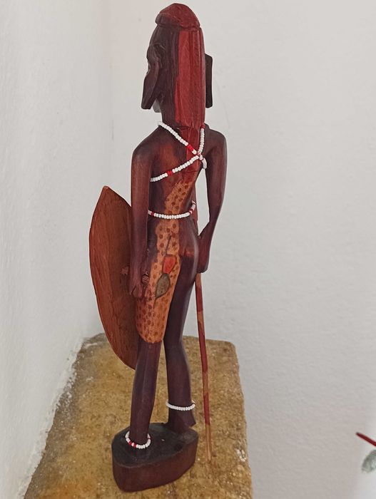 Escultura africana de guerreiro em madeira maciça
