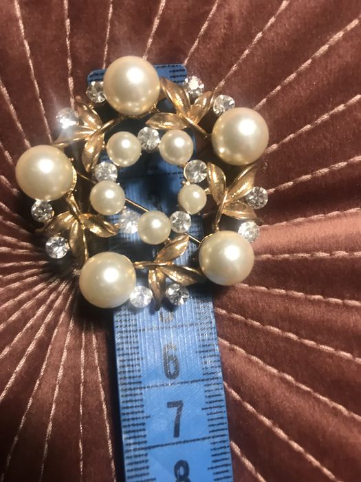 Брошка на подарунок.