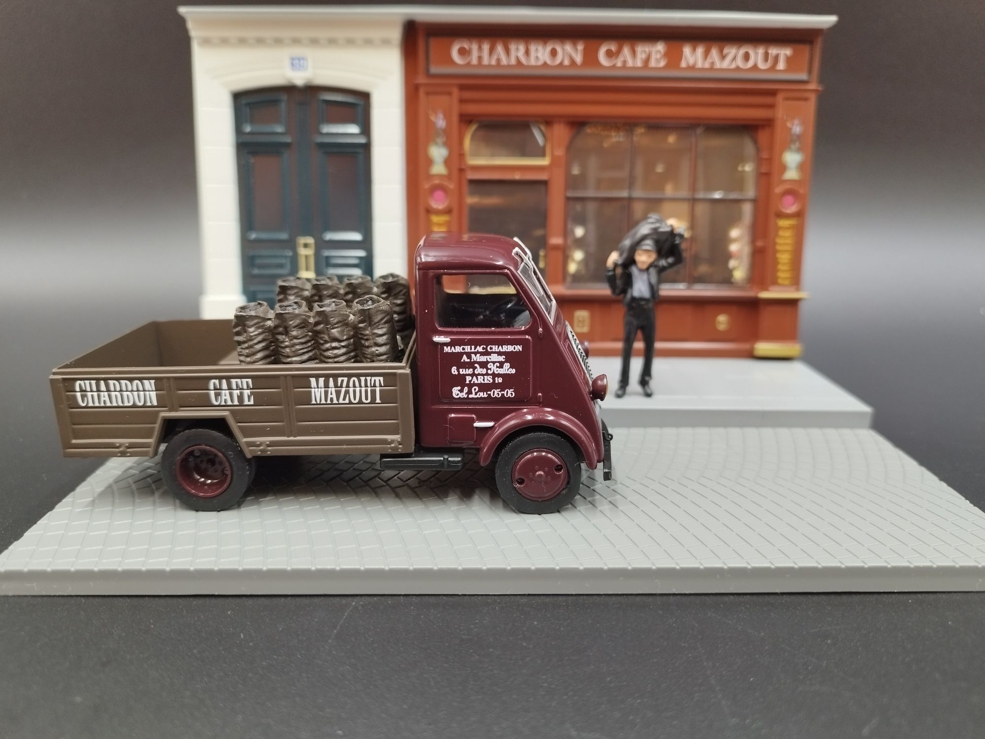 1:43 Diorama+ Model Peugeot DMA+ figurka