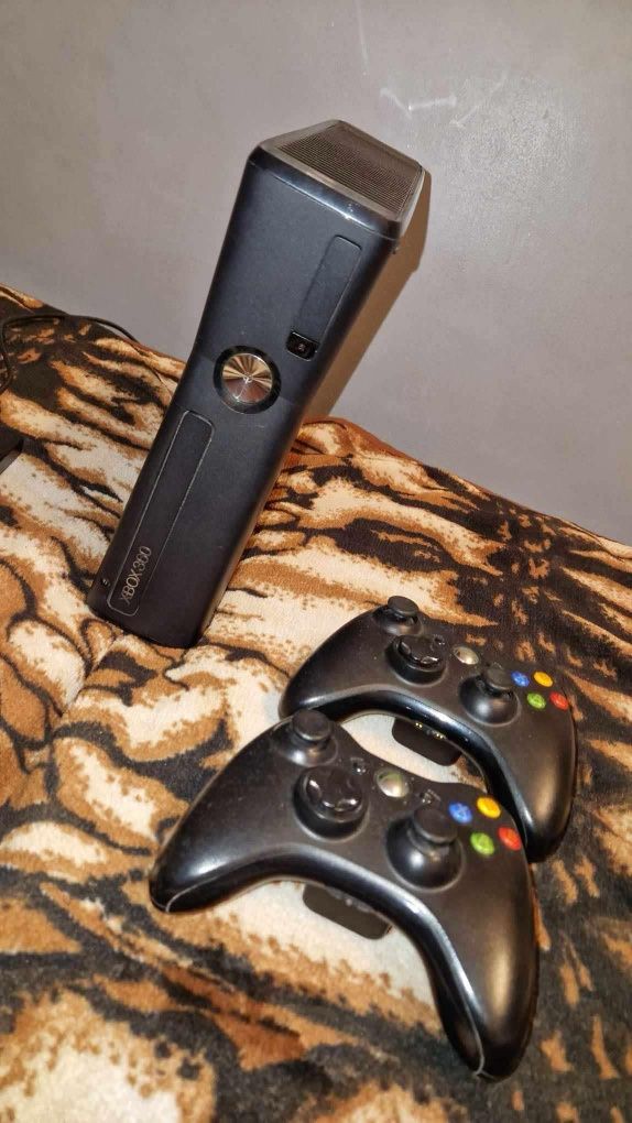 Sprzedam xboxa 360  z dyskiem twardym  sporo gier