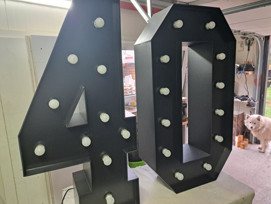 Cyfra 18 osiemnastka czarna biała podświetlana