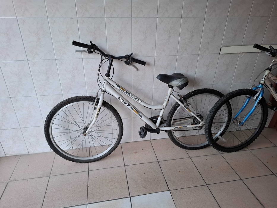 Duas bicicletas em bom estado
