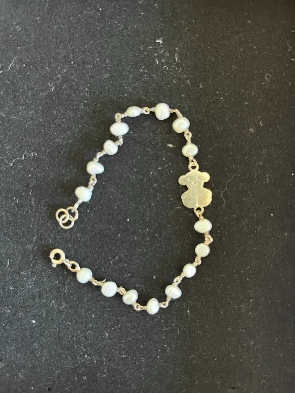 Pulseira ursinho, em prata e pérolas