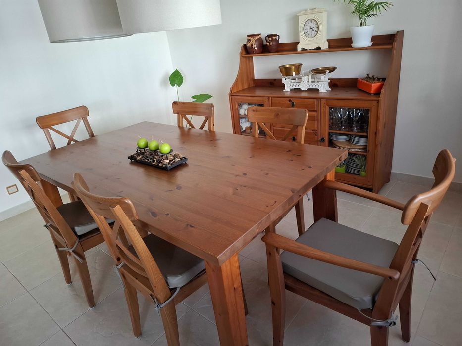 Mesa de refeição, cadeiras e móvel