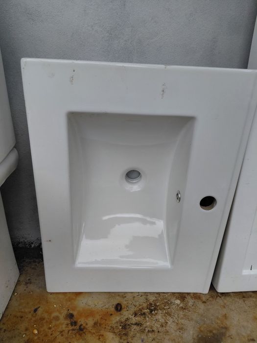 lavatório (ou pia) e uma base de duche