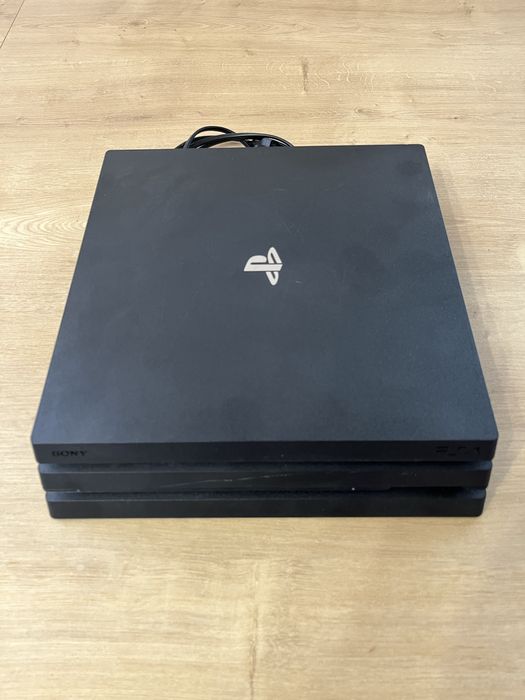 PS4 Pro + 2 Pady + Dodatki