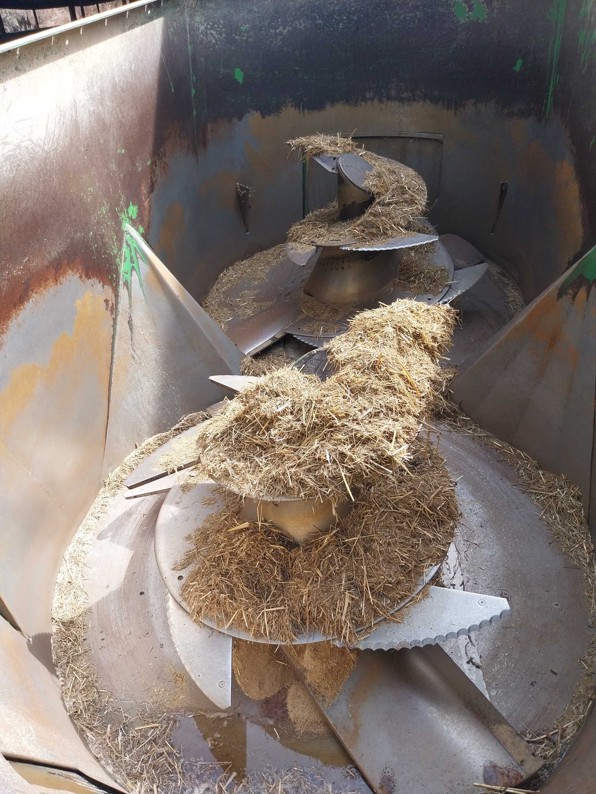 Unifeed e trator Carraro, Cisterna 10 000 litros