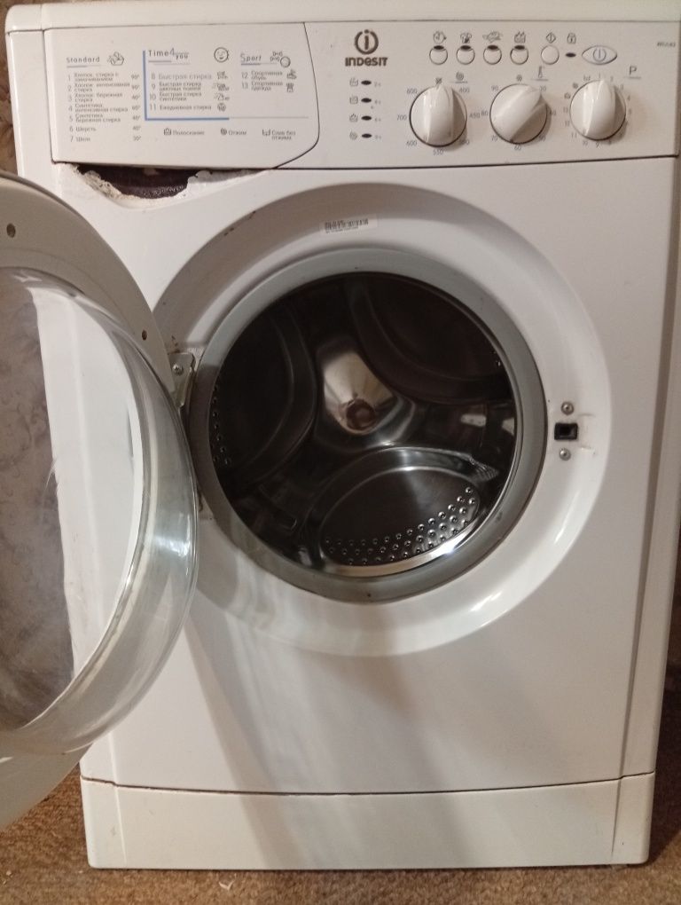 Продам стиральную машину Indesit wiul83