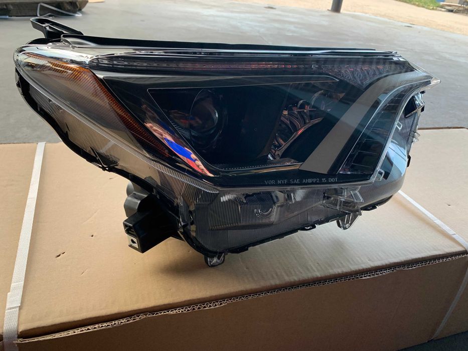 TOYOTA RAV 4 Фара правая 2016 2017 2018  81110-0R080