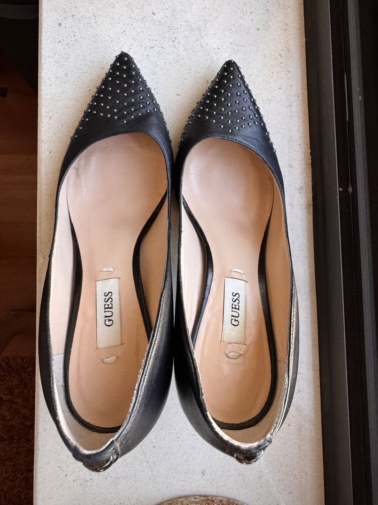 Sapatos pele preta Guess salto alto