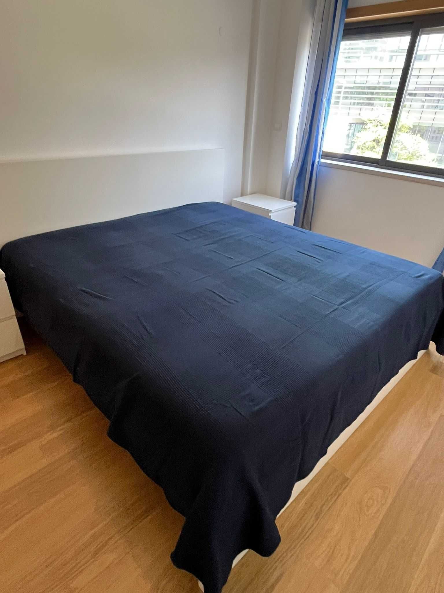Cama, colchão e mesa de cabeceiras, valores separados