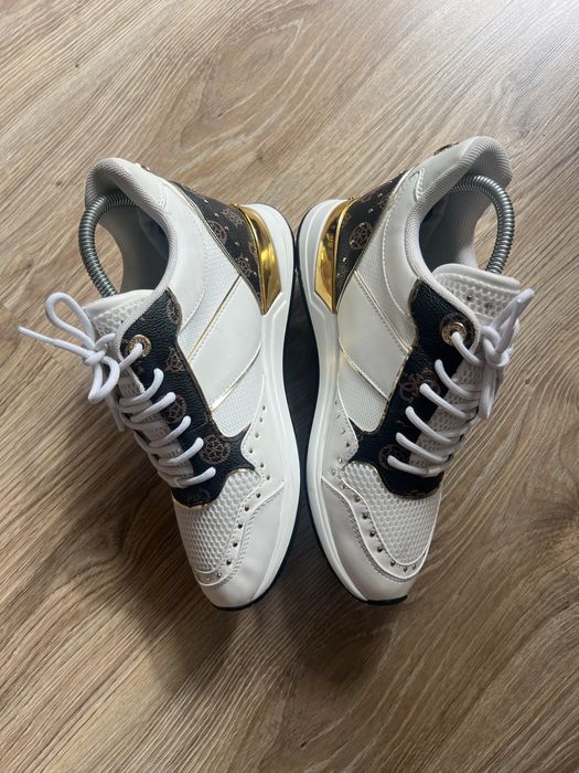 Жіночі оригінальні кроссівки Guess 39-40 розмір