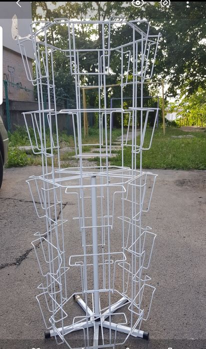 Решітки, для розміщення товарів, є гачки