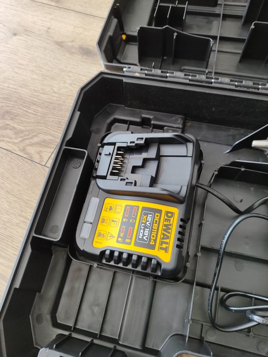 Wkrętarka udarowa DeWalt 18v+4ah, ładowarka, walizka
