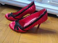 Sapatos acetinados vermelhos