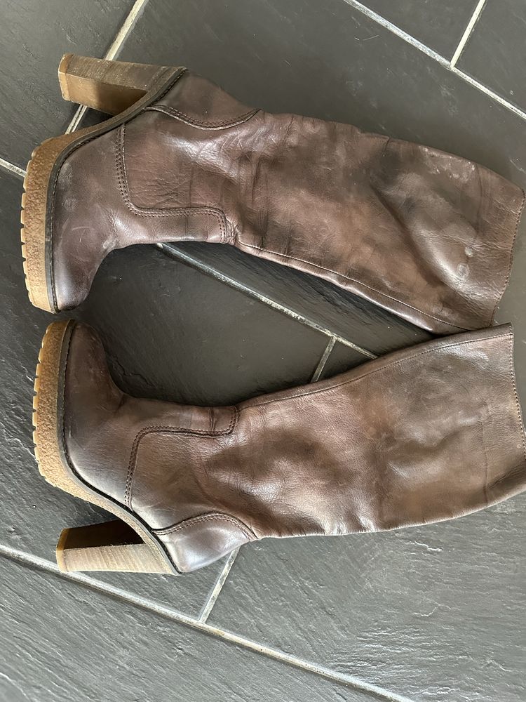 Botas usadas em pele