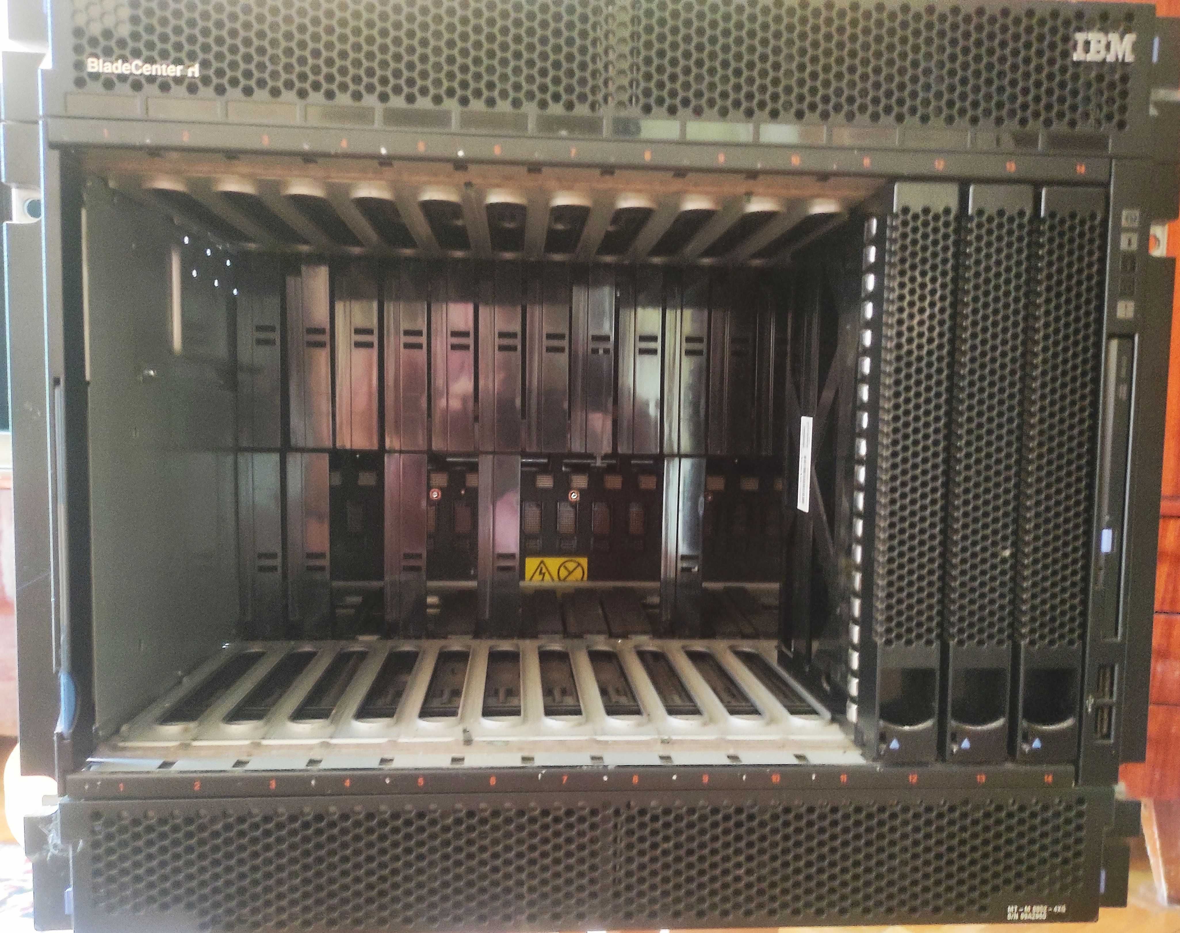 IBM eServer BladeCenter + Серверні леза IBM BladeServer