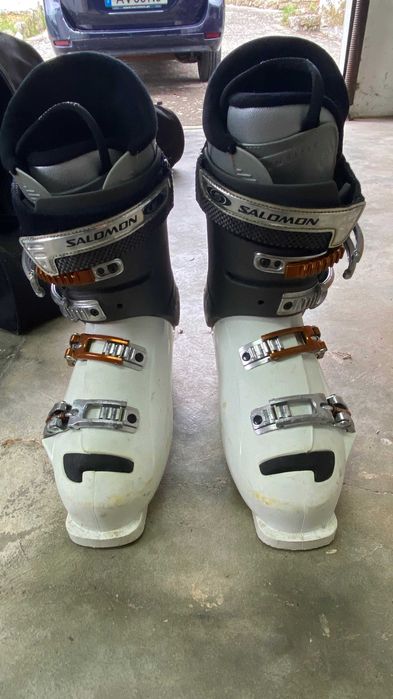 Equipamento de esqui para homem, incluindo botas tamanho 45 e sacos