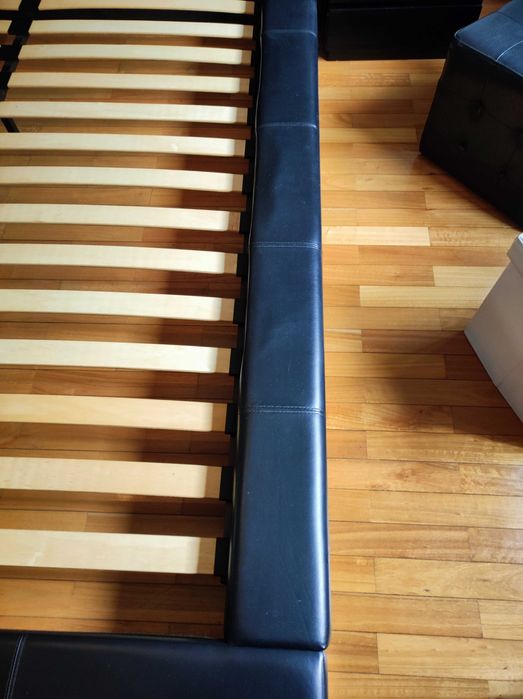 Mobília cama e mesinhas