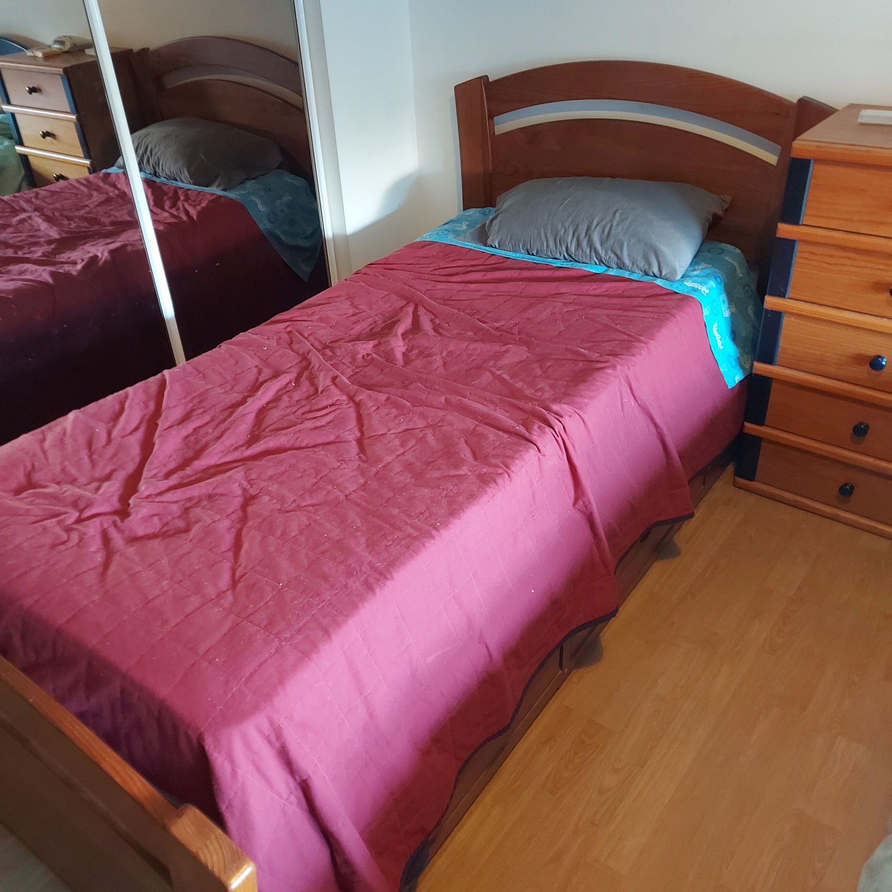 Cama individual com arrumação e colchão 190x90