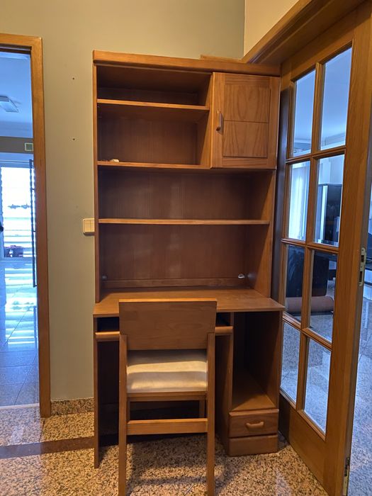 Móvel com secretária e cadeira