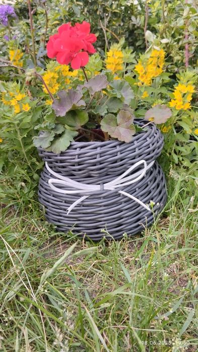 Кашпо з штучного ротангу