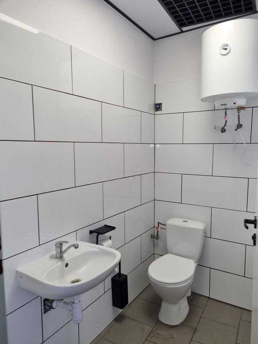 pomieszczenia magazynowo-biurowe