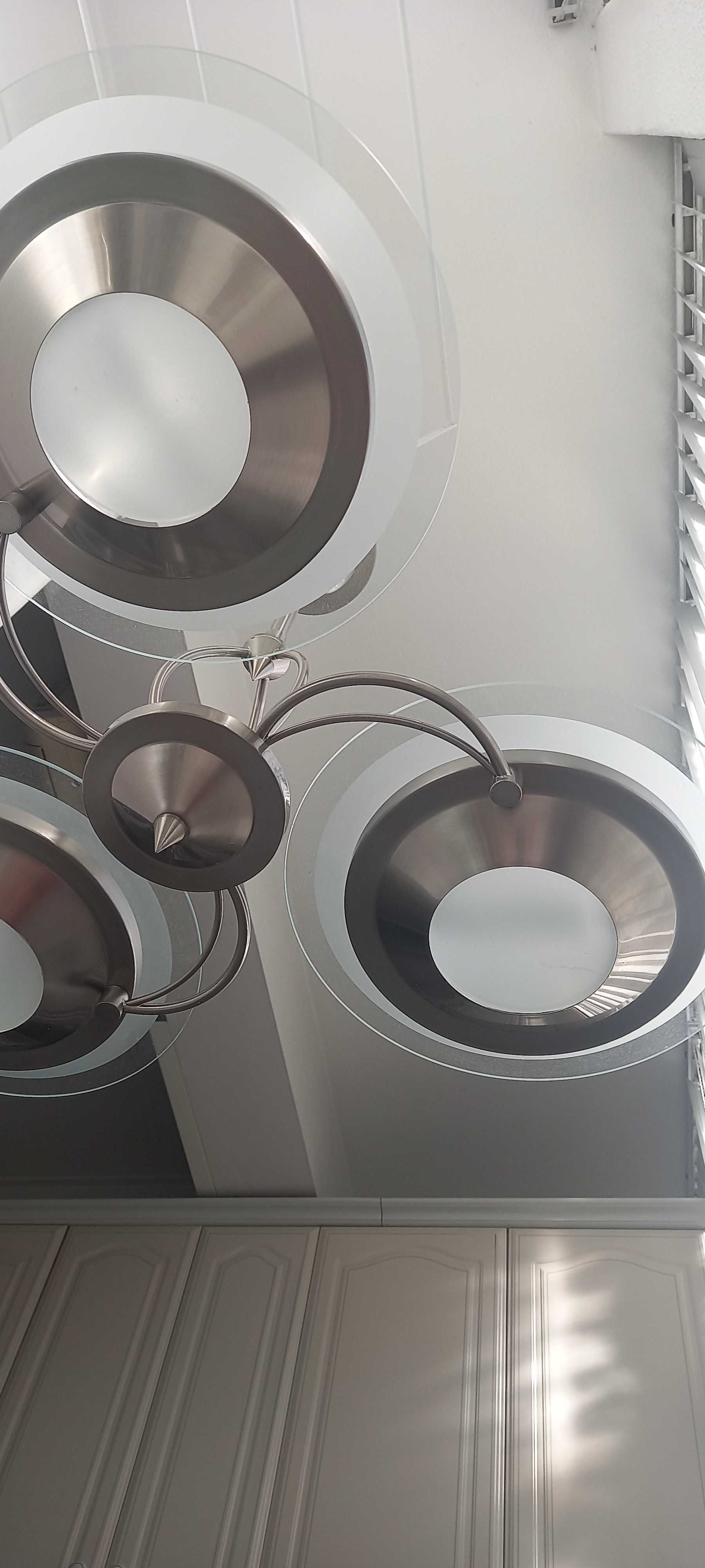 Candeeiro de tecto com ótima iluminação