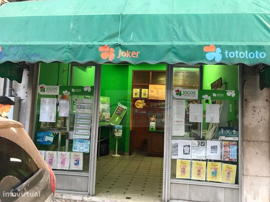 Loja, bem situada em Benfica, para arrendamento, com cedência de co...