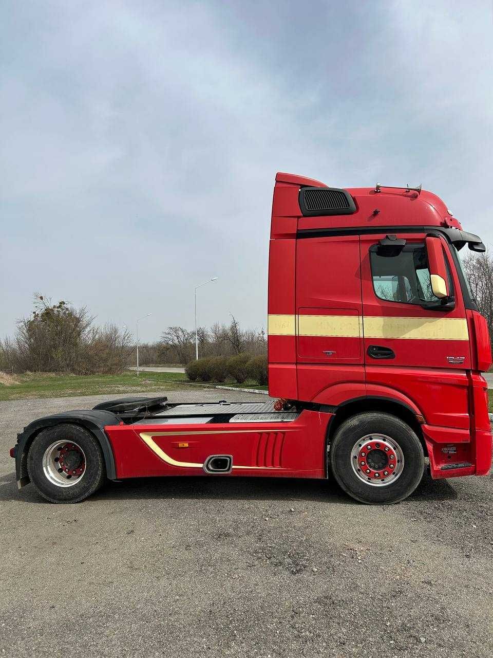 Тягач Mercedes-Benz Actros 1842