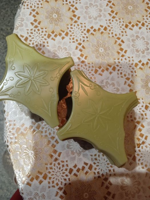 Частини меблевої фурнітури.