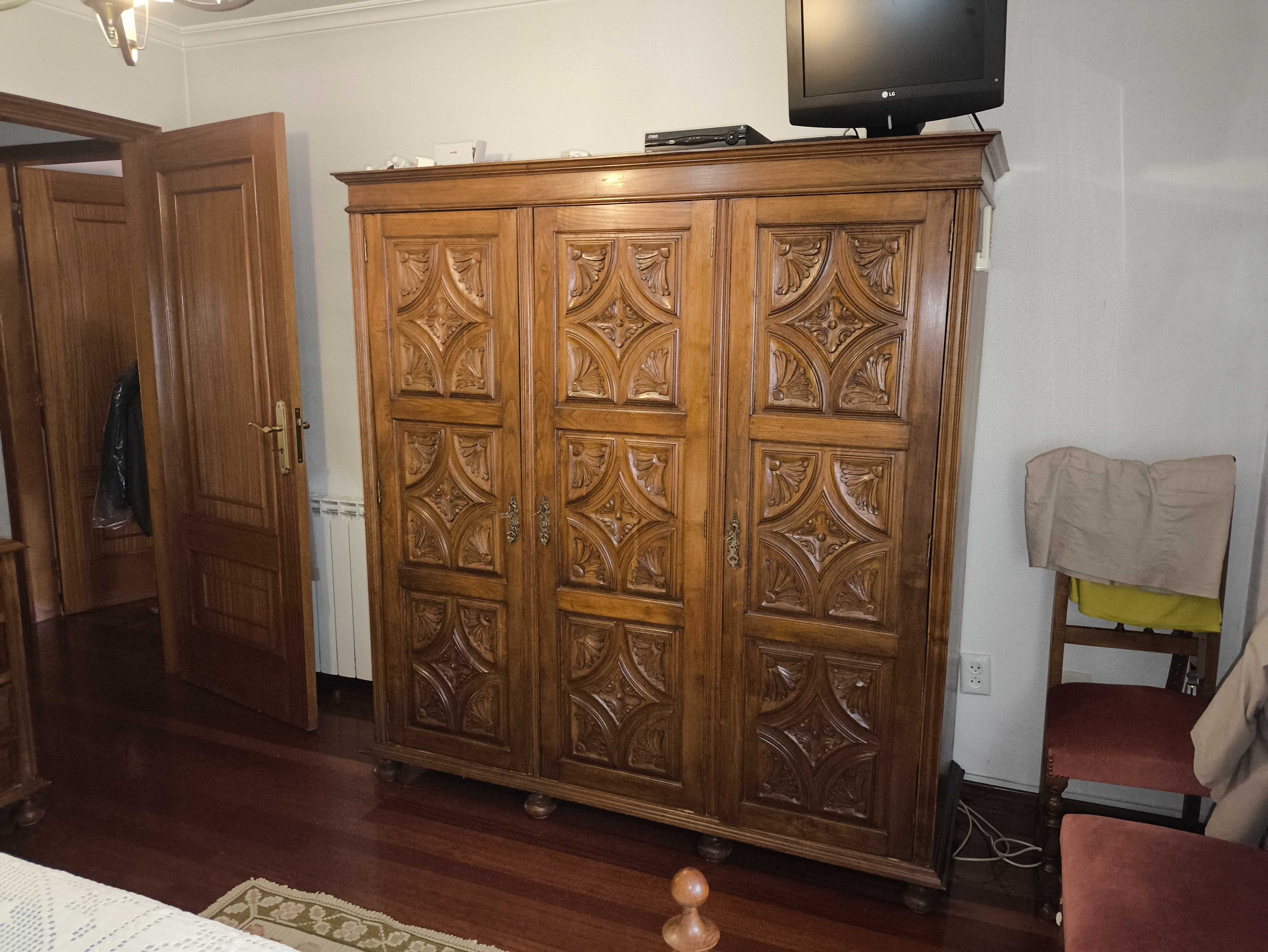 Quarto completo com armário em castanho