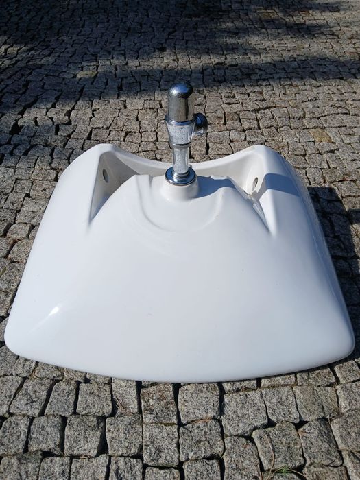 Umywalka podwieszana szer. 70 cm