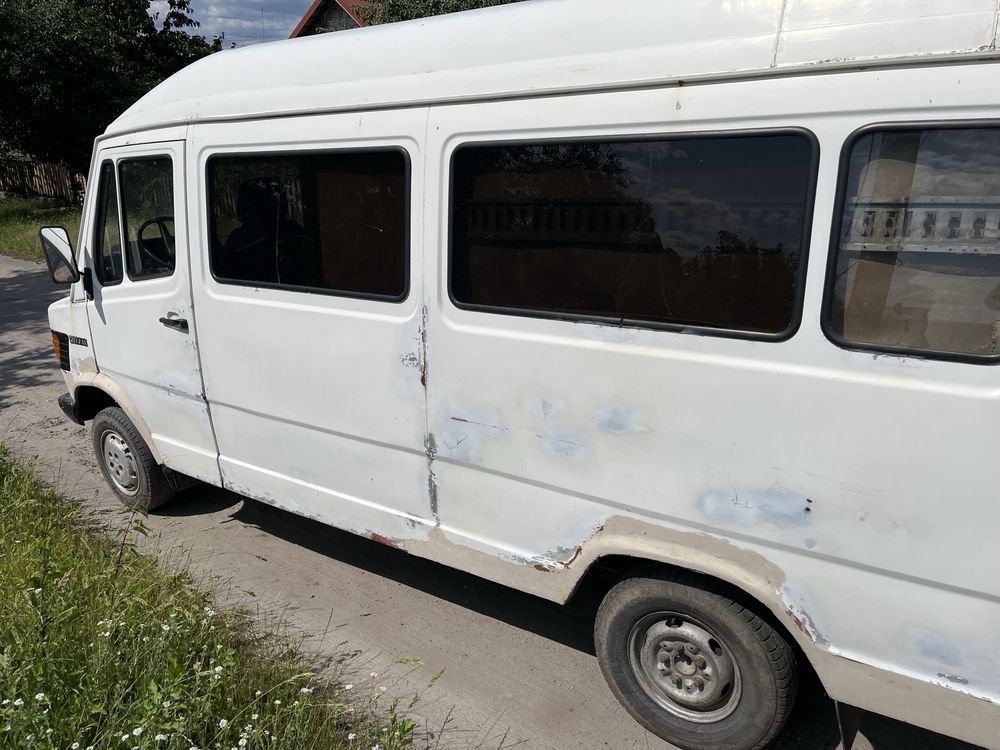 Продам бус Mercedes-Benz 207D