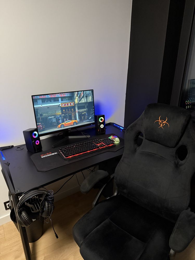 Komputer gamingowymi  z monitorem wraz z calym stanowiskiem