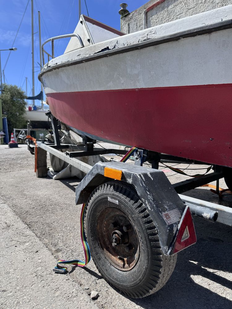 Lancha de Recreio Argus em fibra com reboque e motor