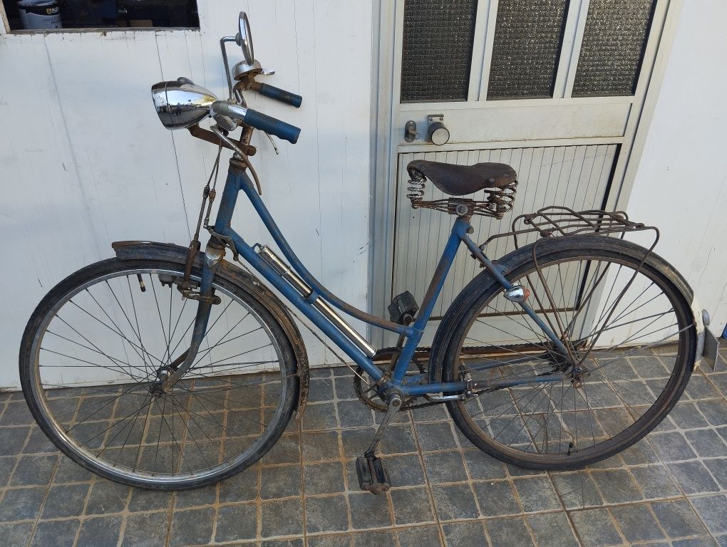 Bicicleta pasteleira antiga de senhora