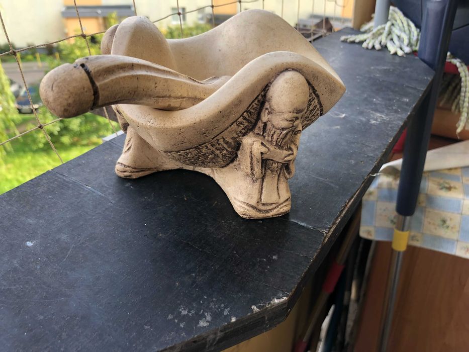 Stary moździerz kamienny lub ceramiczny z Buddami