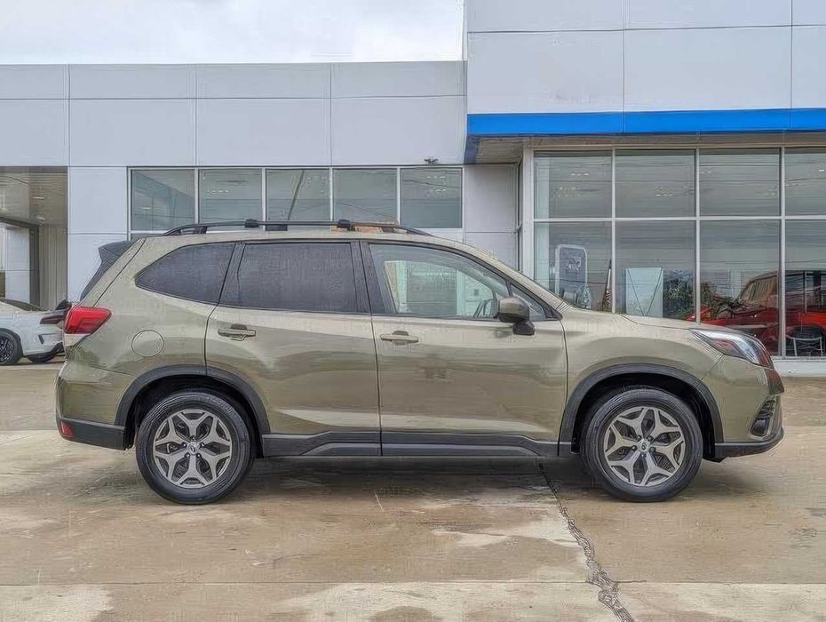 Subaru Forester Premium Crossover      2024