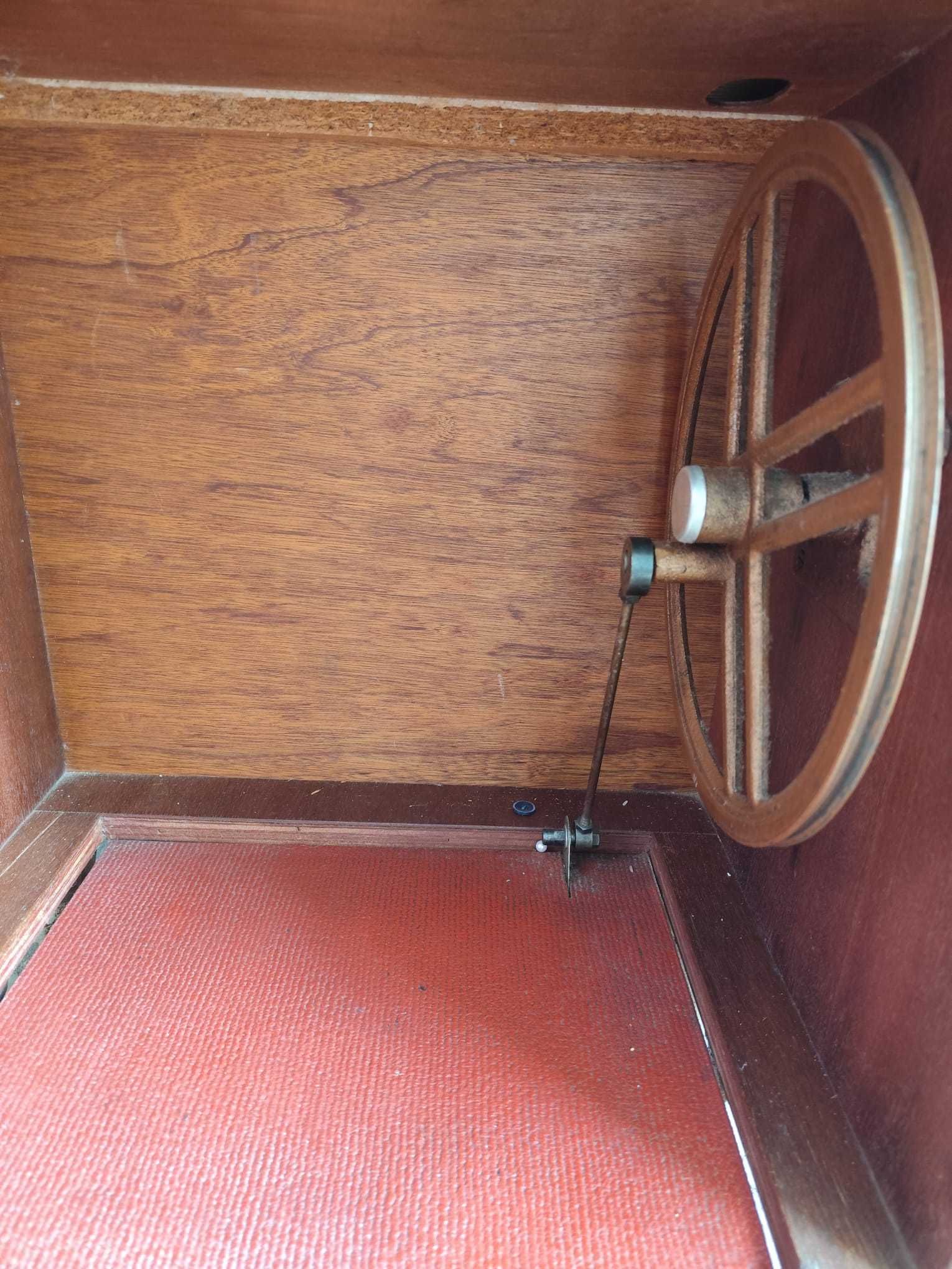 Vende-se máquina de costura Oliva CL 50 embutida em móvel.