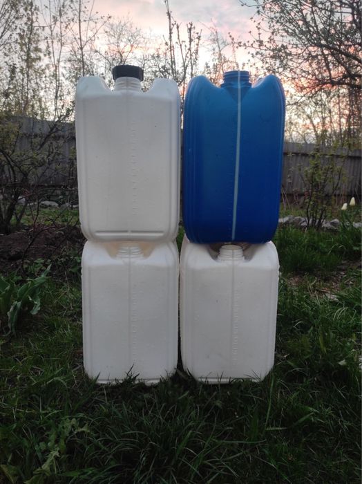 Продам 20  літрові каністри
