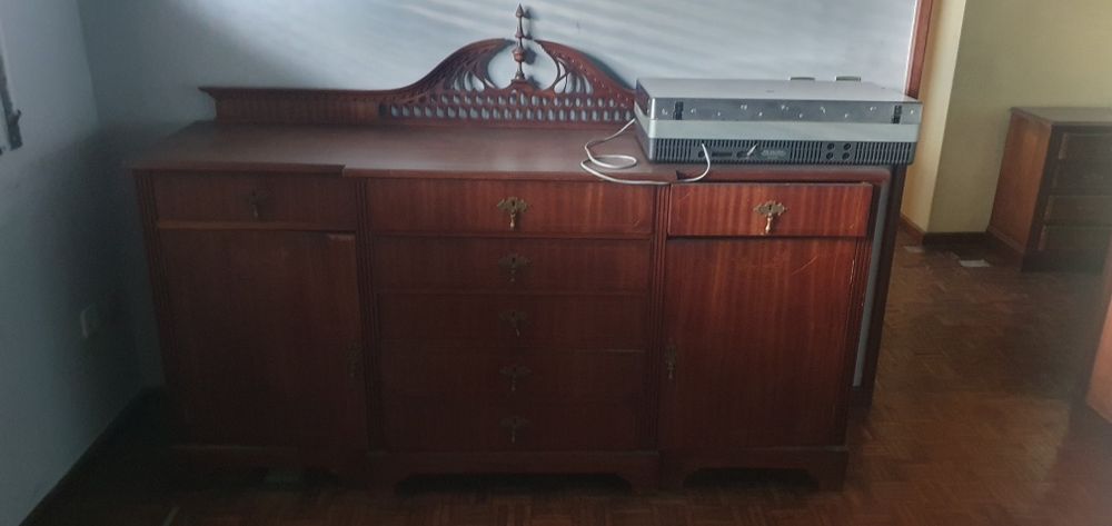 Aparador antigo em madeira maciça: conjunto com cristaleira disponível