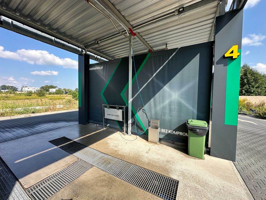 Автомойка самообслуживания в Варшаве с землей, Польша