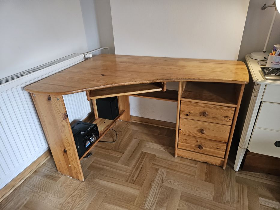 Sosnowe biurko narożne z nadstawką
Sosnowe biurko narożne z podstawką