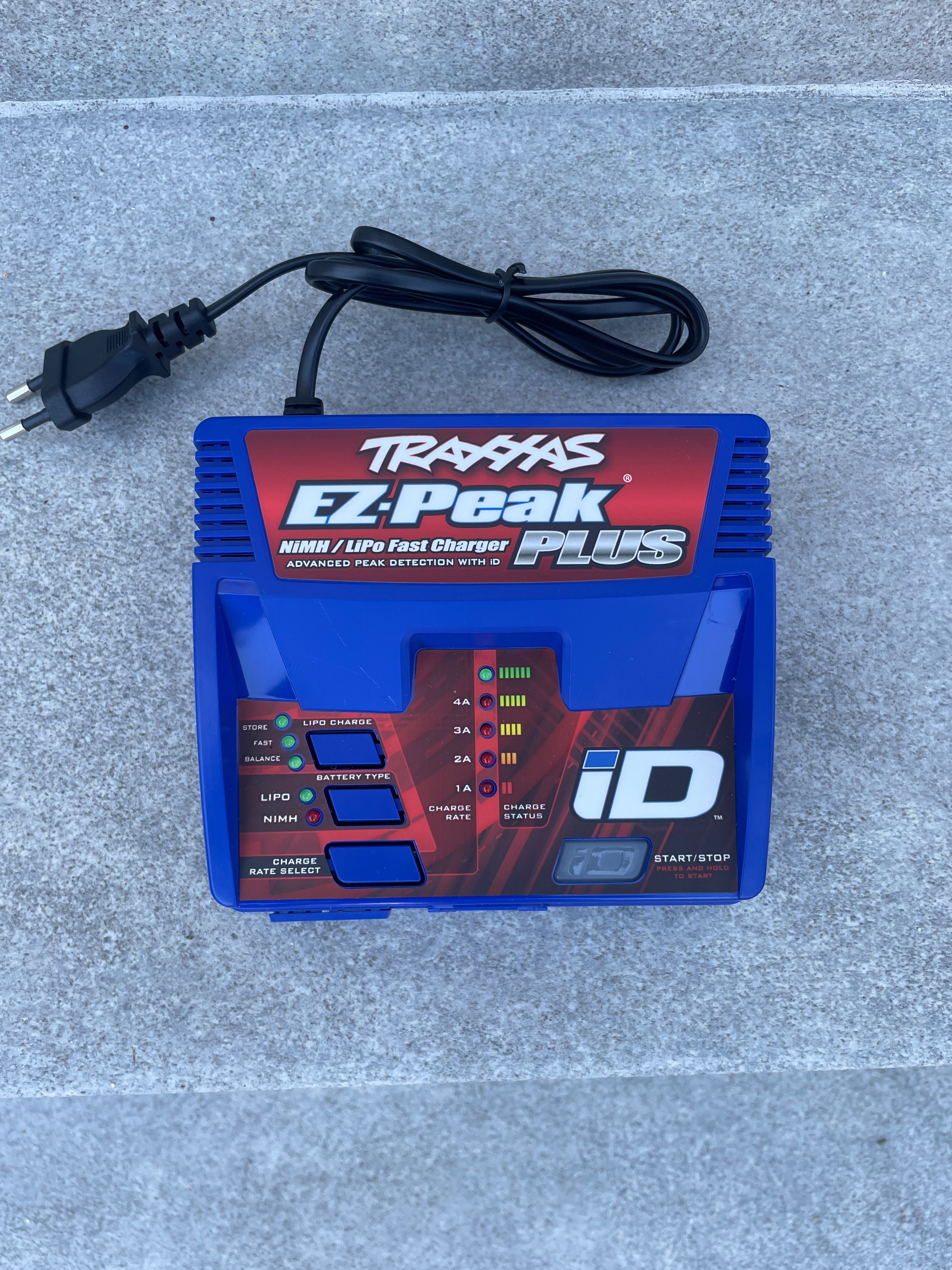 Sprzedam TRAXXAS Slash 2WD (złożony) z akumulatorem i z ładowarką