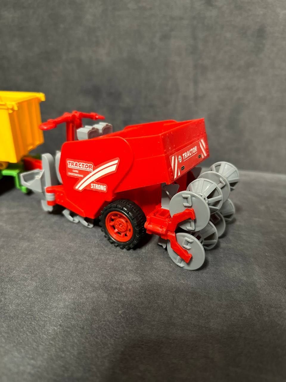 Іграшка трактор з двома причепами великого розміру