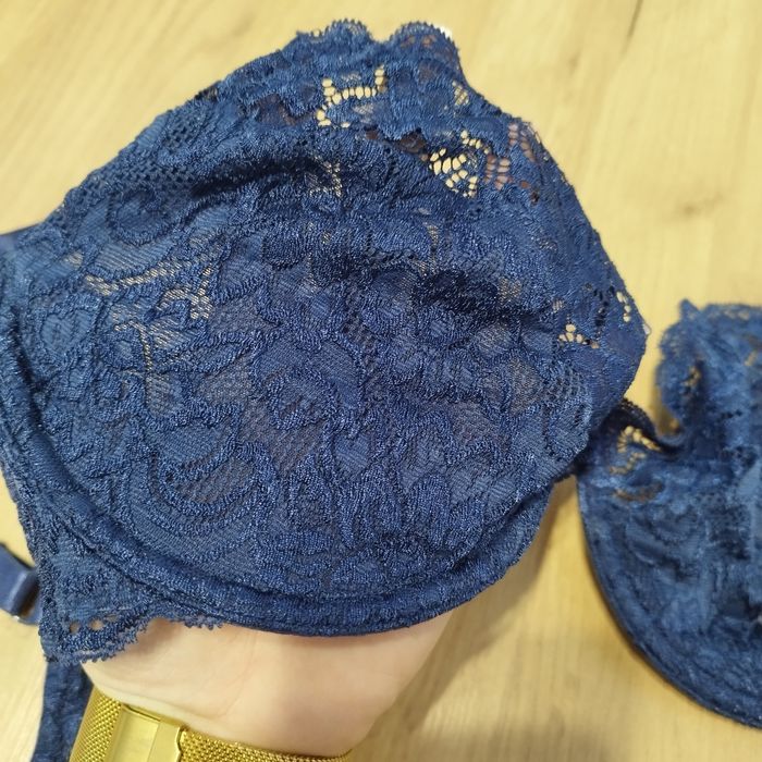 Biustonosz Guess 85C na fiszbinie