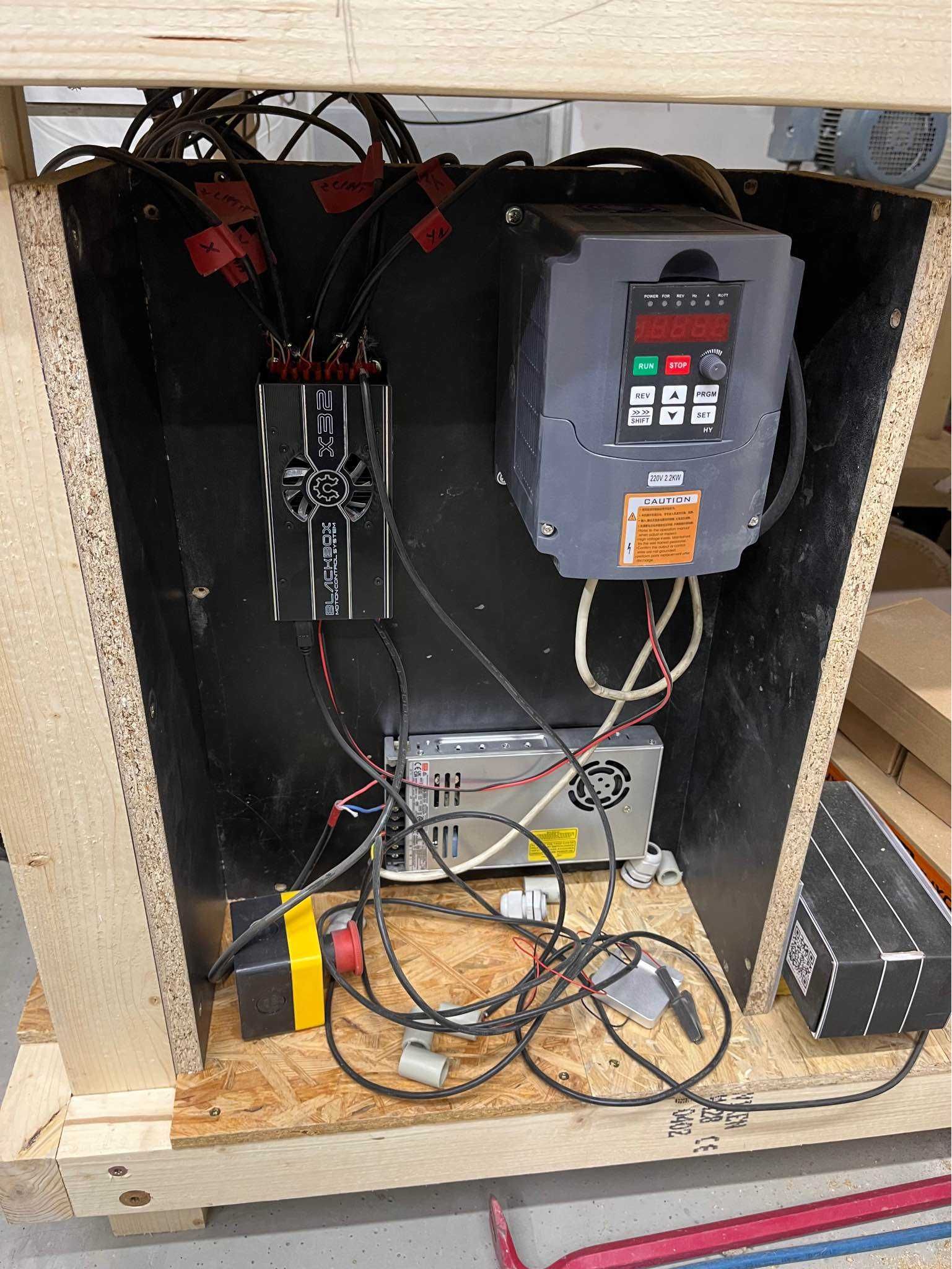 Frezarka do drewna QUEENBEE CNC 2,2kW pole 1270x1300 ER20 3 osie