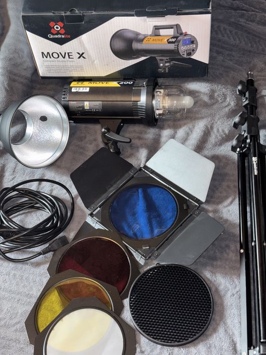 Zestaw Lampa błyskowa Quadralite Move X 200 + statyw