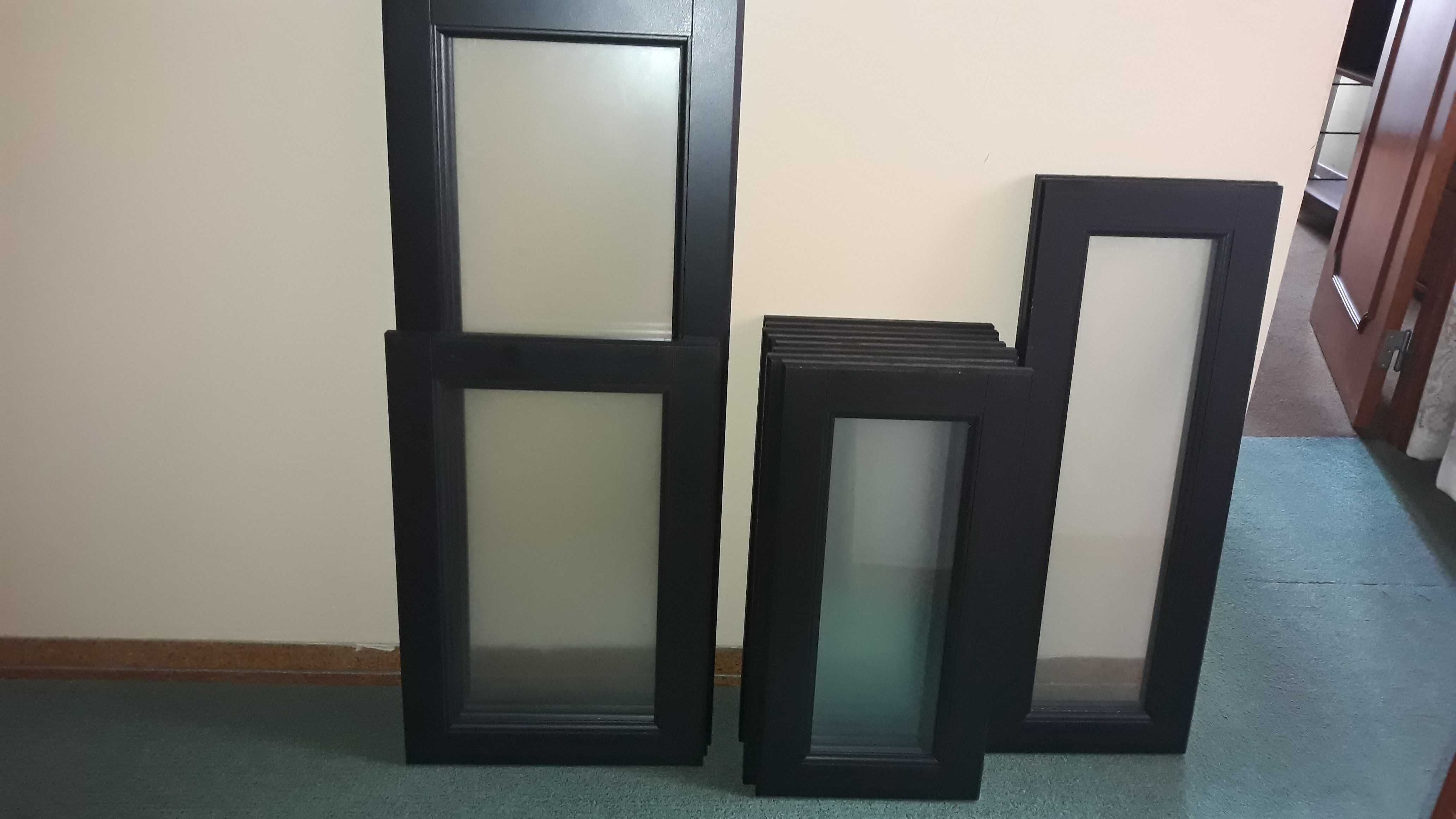 Portas em preto com vidro do IKEA LAXARBY